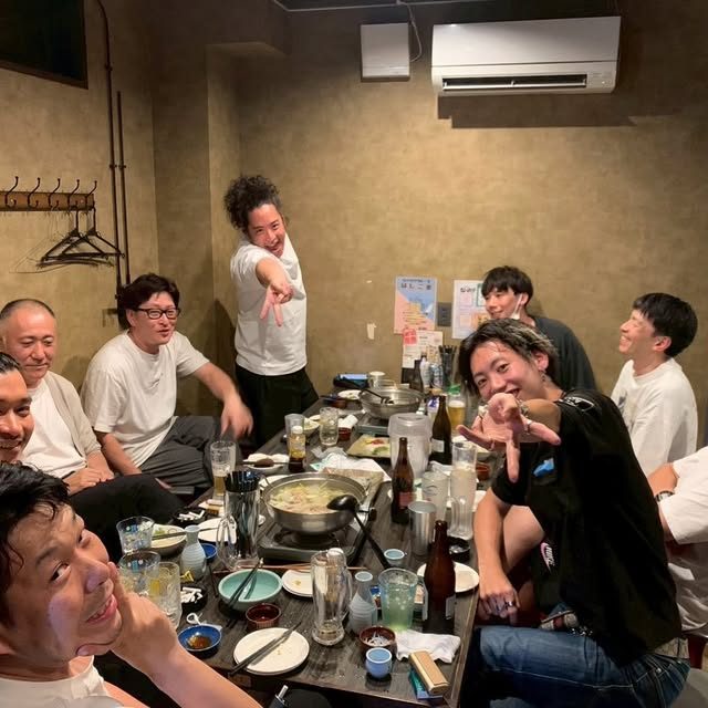 こんにちは(*ˊᗜˋ*) ﾉ 昨日もご来店ありがとうございます☺️ 御殿場特産レバ刺し残りわずかでっせ〜🤣 栄養満点！夏バテにもききます！最近ジメっとした暑さなんでね、しっかり栄養取って元気に過ごしていきましょう！！😁 本日も皆様のご来店心｜飲み食い横丁なべすけ 公式Instagram